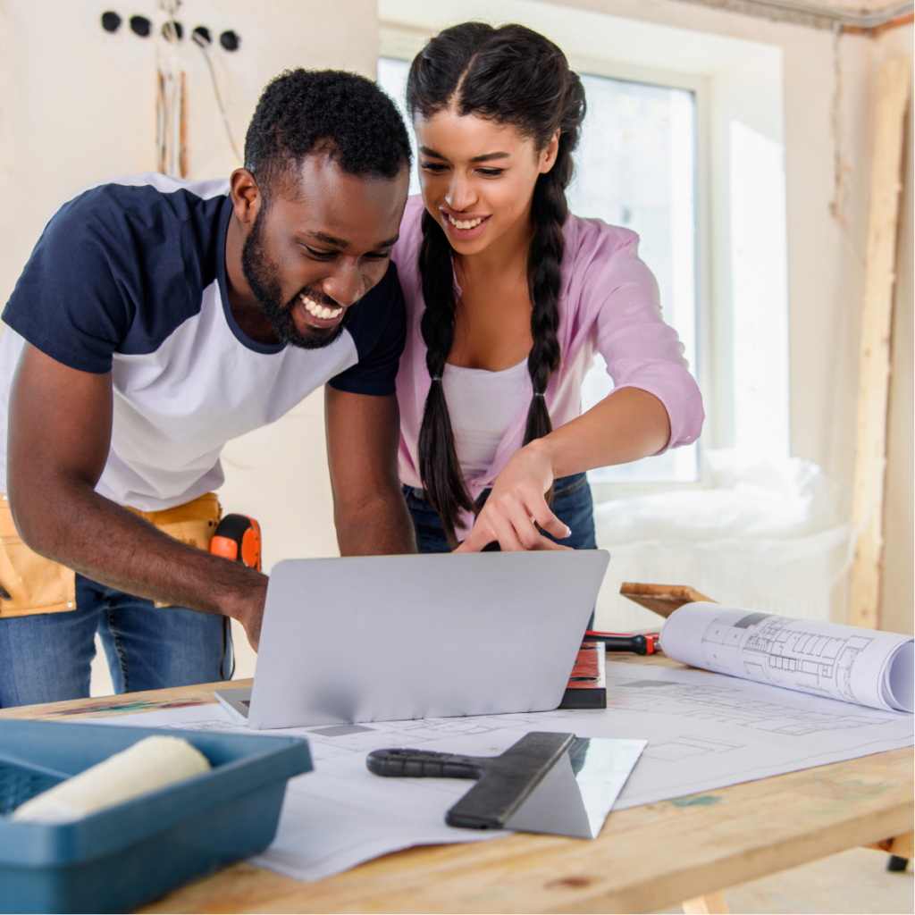 Visuel banque d'images d'un homme et une femme avec un ordinateur et des plans de travaux