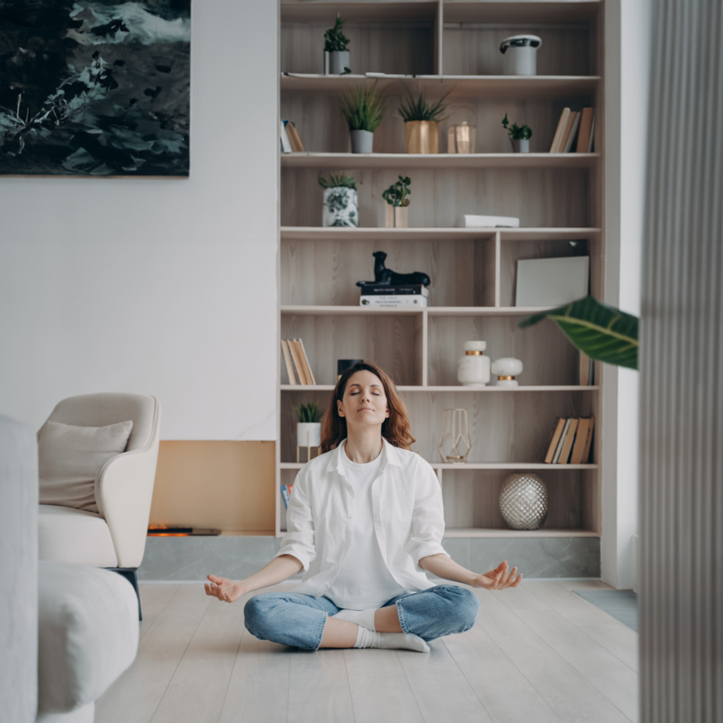 visuel d'ambiance d'une femme zen dans son salon